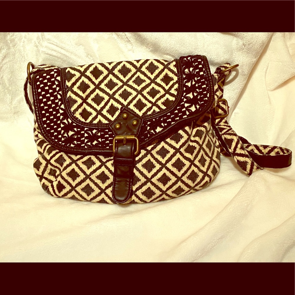 ☂️ NWOT Cross-body cream and black cloth bag